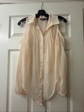 Sleeveless Collared Blouse in Soft Cream